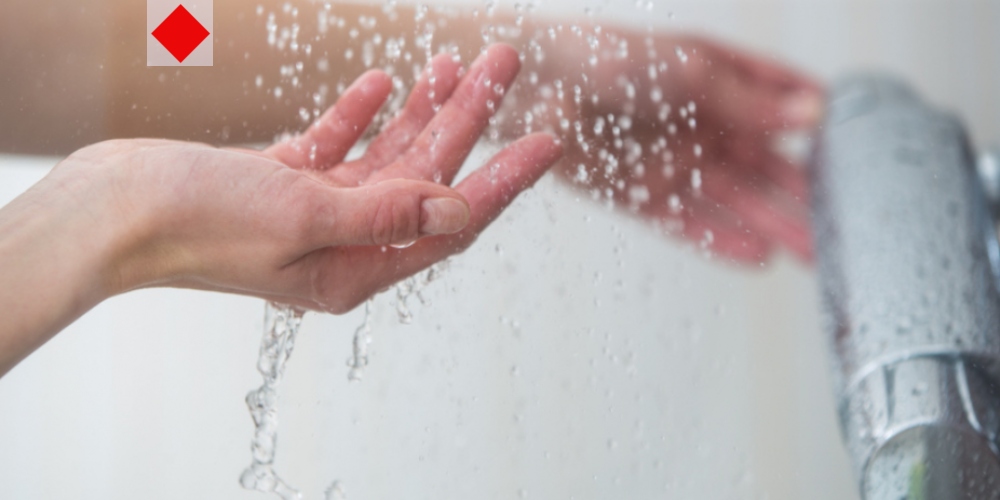 গরম পানি চুল ও ত্বকের জন্য আসলেই কি ক্ষতিকর?