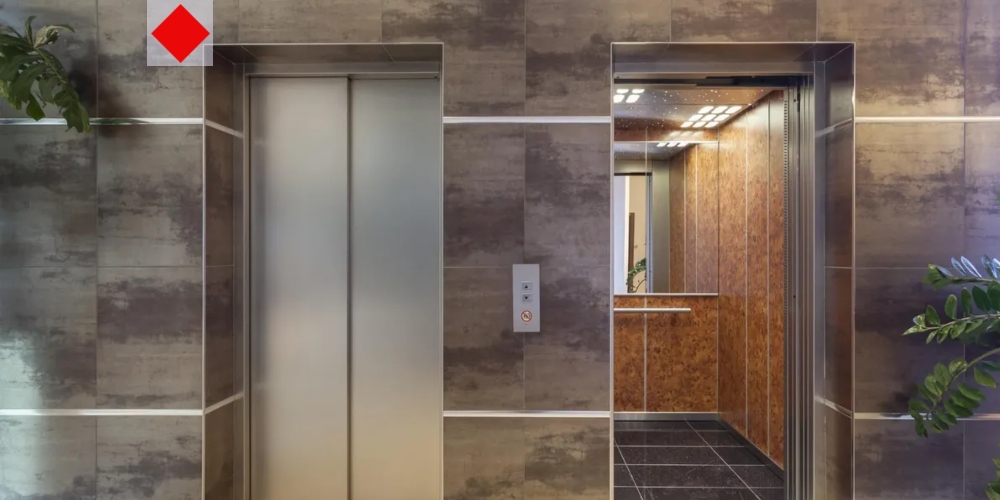 লিফটে উঠে কোন দিকে তাকানো উচিত?